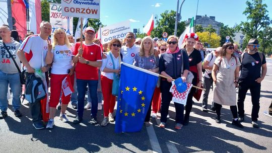 W Warszawie trwa Marsz Wolności. Imponująca frekwencja. Z Gorzowa pojechały trzy autobusy [zdjęcia]