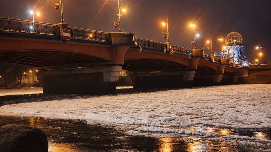 Warta zamarzła. W ciągu doby poziom wody podniósł się o ponad metr