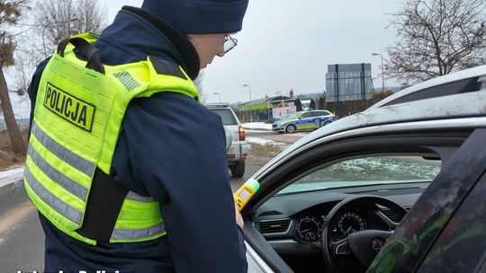 Wczesny poranek, zaskoczeni kierowcy. Mundurowi sprawdzali więcej niż dokumenty
