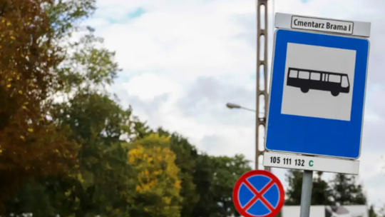 Więcej autobusów na cmentarz przed 1 listopada