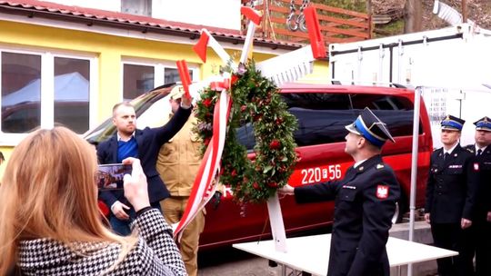 Wiecha zawieszona na budynku Wojewódzkiej Komendy Państwowej Straży Pożarnej