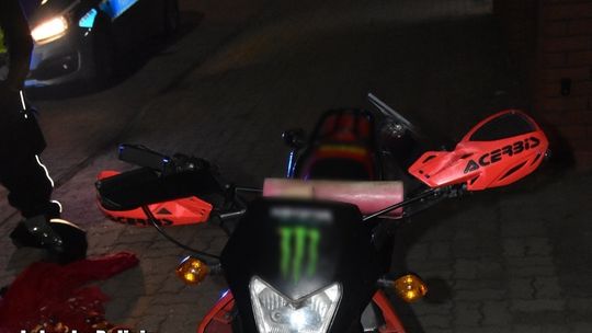 Wieczorne zdarzenie drogowe z udziałem motoroweru i auta. Policja ustala przebieg Wieczorne zdarzenie drogowe z udziałem motoroweru i auta. Policja ustala przebieg