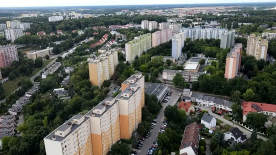 Windy pełne niespodzianek – powraca problem bezdomnych w blokach