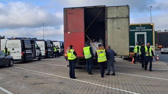 Wspólna akcja służb na lubuskiej autostradzie. Sprawdzano ciężarówki