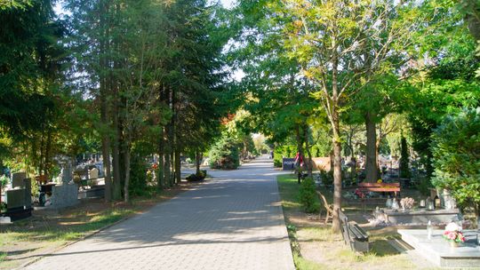 Wszystkich Świętych coraz bliżej. Na cmentarzu w Gorzowie znów dzieje się coś niepokojącego