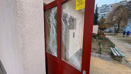 Wybuch i pożar w bloku przy Wróblewskiego. Miasto uruchomiło pomoc, nadzór budowlany ocenia stan budynku