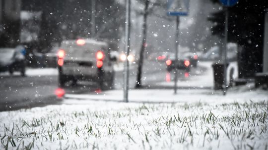 Wyjeżdżasz nieodśnieżonym samochodem? Możesz za to dostać spory mandat