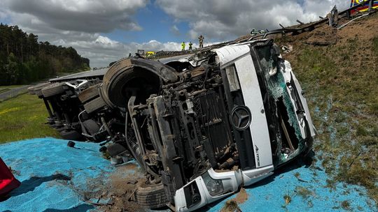 Wypadek na A2. Ciężarówka przebiła bariery i zjechała z nasypu