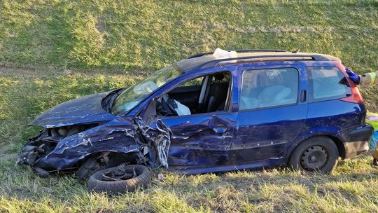 Wypadek na drodze krajowej DK24. Ranny trafił do szpitala, policja apeluje o pomoc