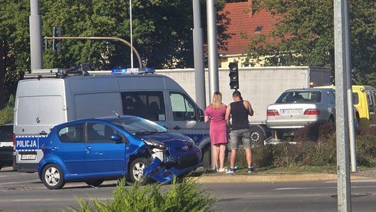 Wypadek na rondzie. Zderzenie dwóch samochodów