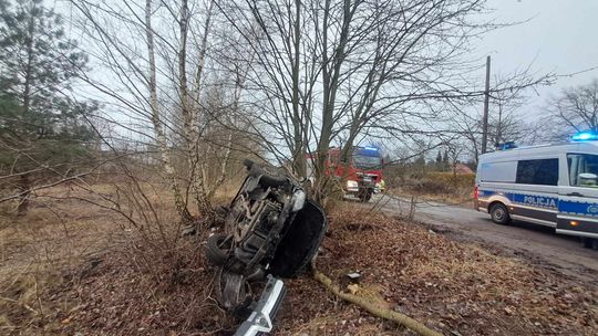 Wypadek w Baczynie: Auto rozbite o drzewa, kierowca i pasażerowie uciekli