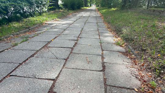 Wystające płyty i głębokie ubytki. Tu jeden krok może skończyć się wizytą w szpitalu