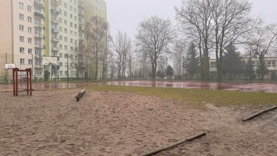 Za 900 tys. zł przebudują teren przy szkole. Prace potrwają kilka miesięcy