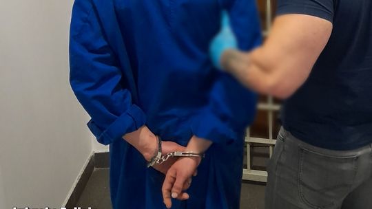 Zaatakował kobietę od tyłu i uciekł z łupem. Szybko wpadł w ręce policji