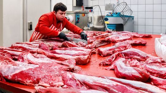 Zabawa flagami. Kontrolerzy sprawdzili, skąd pochodzi mięso w sklepach