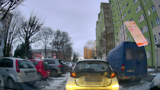 Zablokowana droga na osiedlu w Gorzowie. Przejazd był niemożliwy