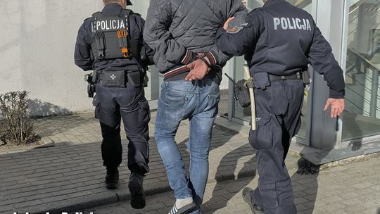 Zamaskowany sprawca sterroryzował pracownicę. Policja doprowadziła do zatrzymania