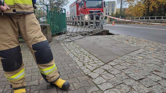 Zapadł się chodnik w centrum miasta