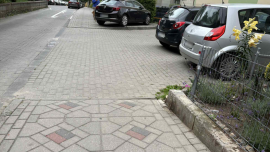 Zaparkował jak święta krowa. Mieszkańcy Dolinek znowu mają dość
