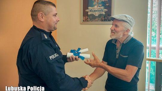 Zaplątał się w liny od łódki. Policjanci ruszyli na pomoc