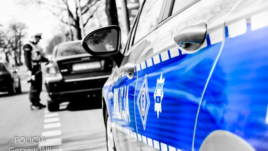 Zaskakujące zachowanie mężczyzny na parkingu. Policjant zareagował błyskawicznie Zaskakujące zachowanie mężczyzny na parkingu. Policjant zareagował błyskawicznie