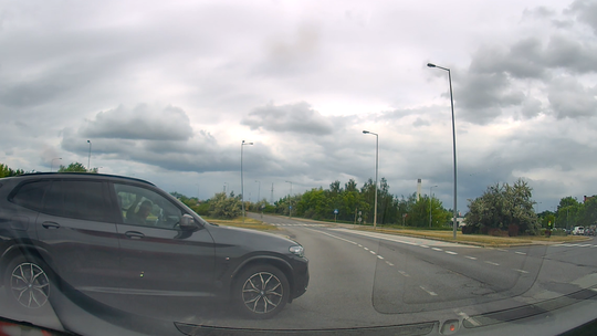 Zatrzymała auto na środku ronda. Kierowcy musieli czekać