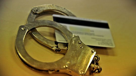 Zatrzymani po serii transakcji cudzą kartą. Policja nie miała wątpliwości