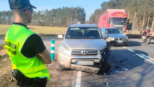 Zderzenie trzech pojazdów na DK22 – służby interweniowały na miejscu