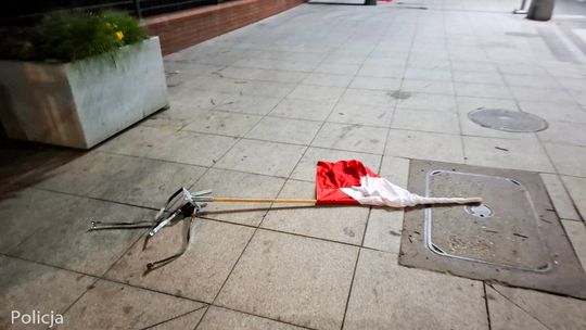 Zerwał flagę Polski, rzucił na chodnik. Został szybko zatrzymany