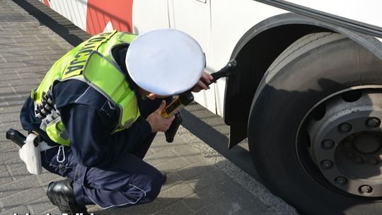 Zgłoszenie rodziców uratowało wycieczkę. Policjanci nie dopuścili do wyjazdu niesprawnym autokarem