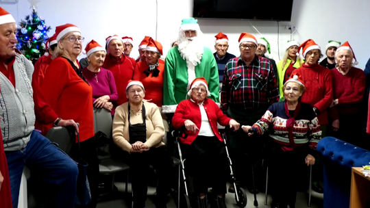 Zielony Mikołaj odwiedził Gorzów – radość wśród seniorów i dzieci