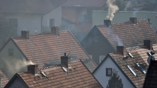 Zima ze smogiem. Duża grupa Polaków będzie paliła w piecach byle czym