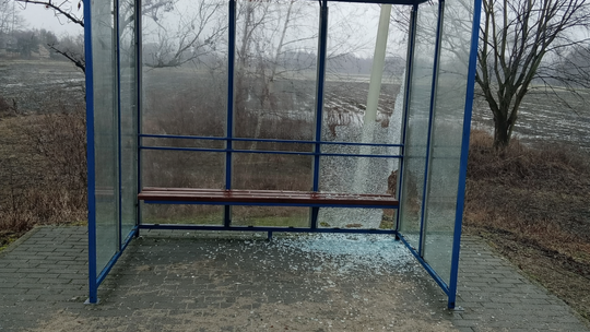 Zniszczenia w przestrzeni publicznej. Gmina zapowiada naprawę i apeluje o reakcję