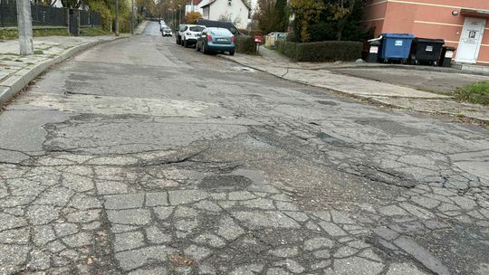 Zniszczona droga na jednym z osiedli w Gorzowie. Mieszkańcy mają dość
