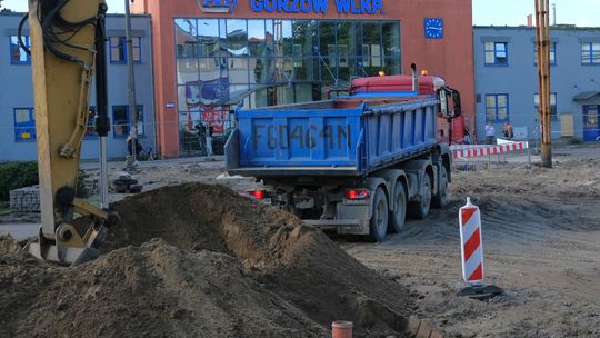 Zobacz jak radzą sobie budowlańcy z remontem ul. Dworcowej