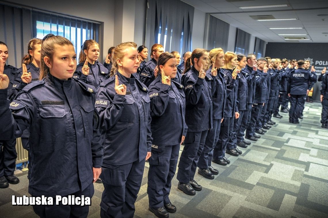 49 nowo przyjętych policjantów złożyło uroczyste ślubowanie