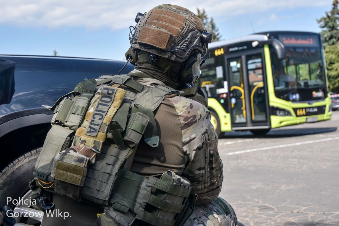 Atak na autobus i zakładnicy. Służby przeprowadziły widowiskową akcję