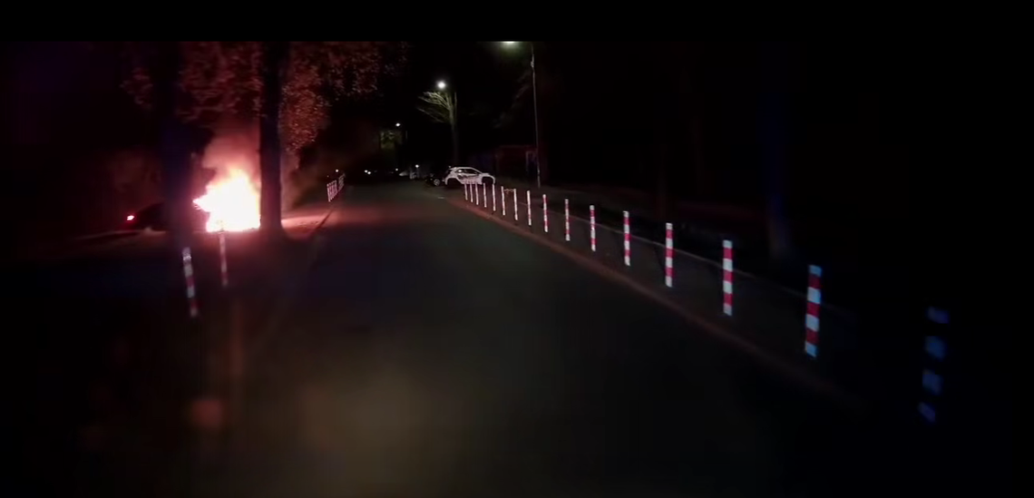 Auto stanęło w ogniu o świcie. Interweniowały dwa zastępy straży
