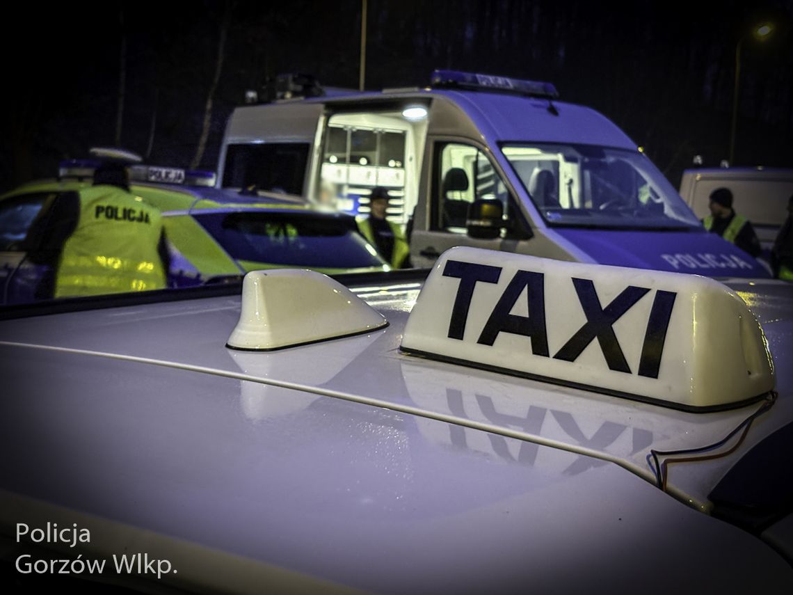 Auto utknęło na torowisku w Gorzowie. Maszynista zatrzymał pociąg w ostatniej chwili