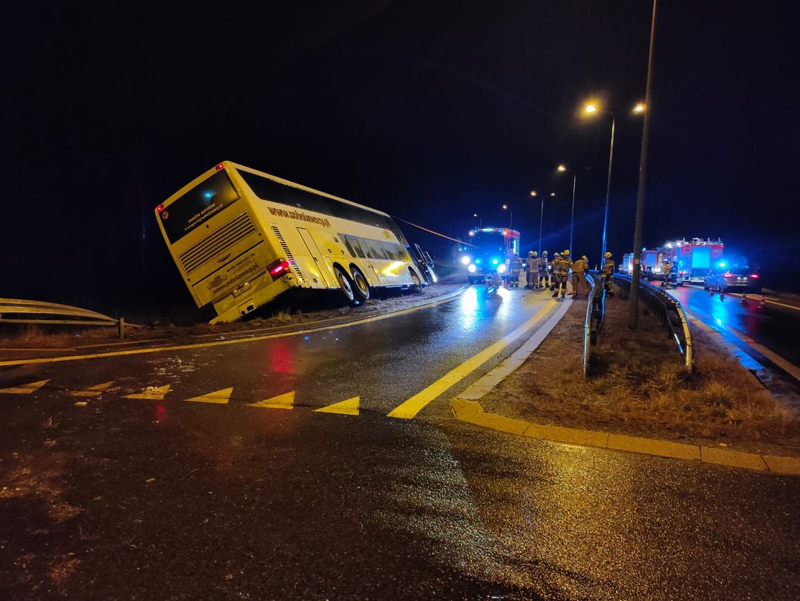 Autobus wylądował w rowie! W środku było 16 osób