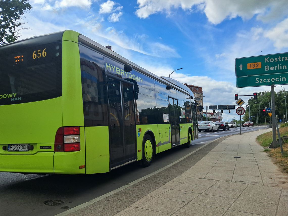 Autobusy jeżdżą zbyt rzadko. Codzienny problem mieszkańców