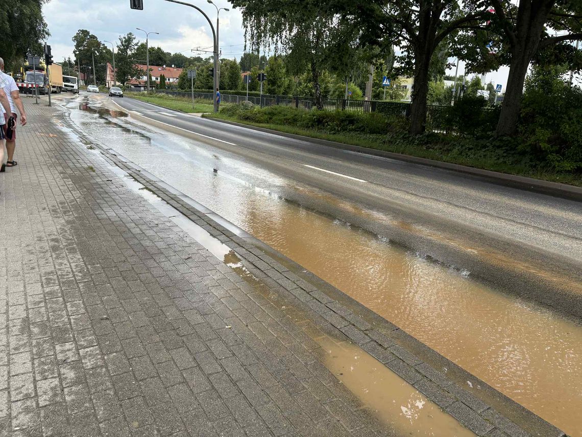 Awaria sieci wodociągowej na osiedlu Dolinki