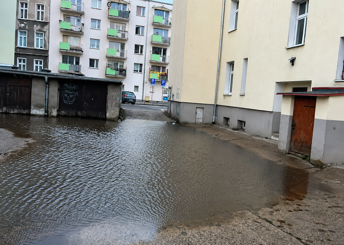 Będzie odwodnienie podwórka przy Krzywoustego. ZGM ogłosił przetarg Będzie odwodnienie podwórka przy Krzywoustego. ZGM ogłosił przetarg