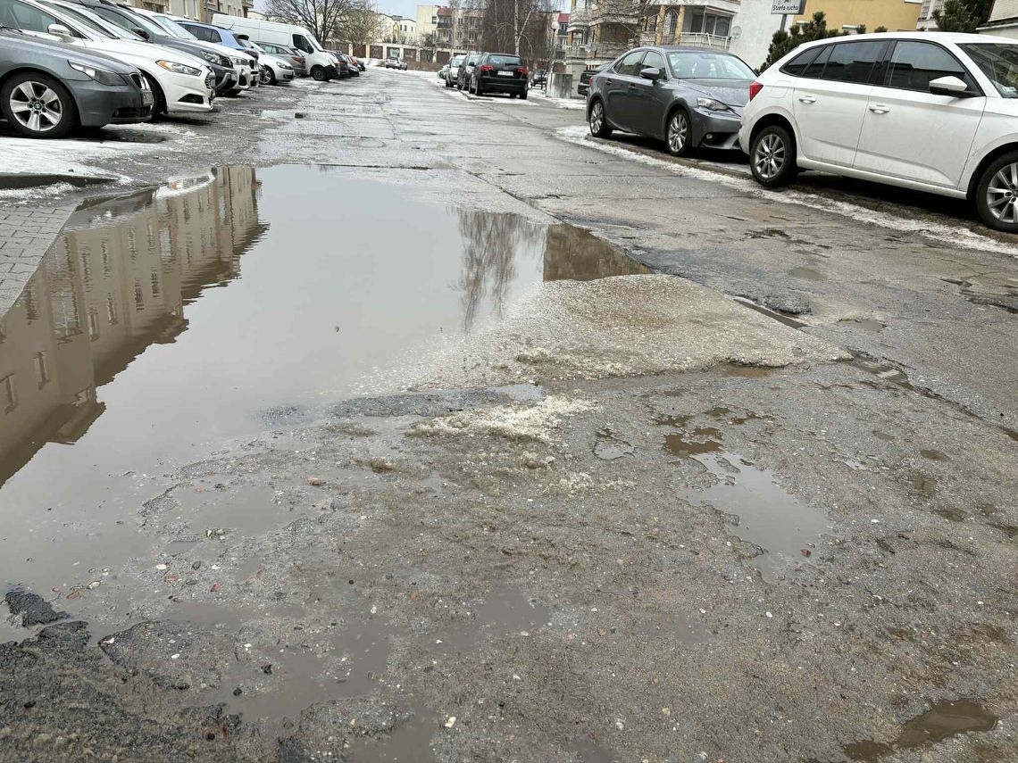 Betonowe płyty zamiast ulicy. Padły pytania do władz miasta