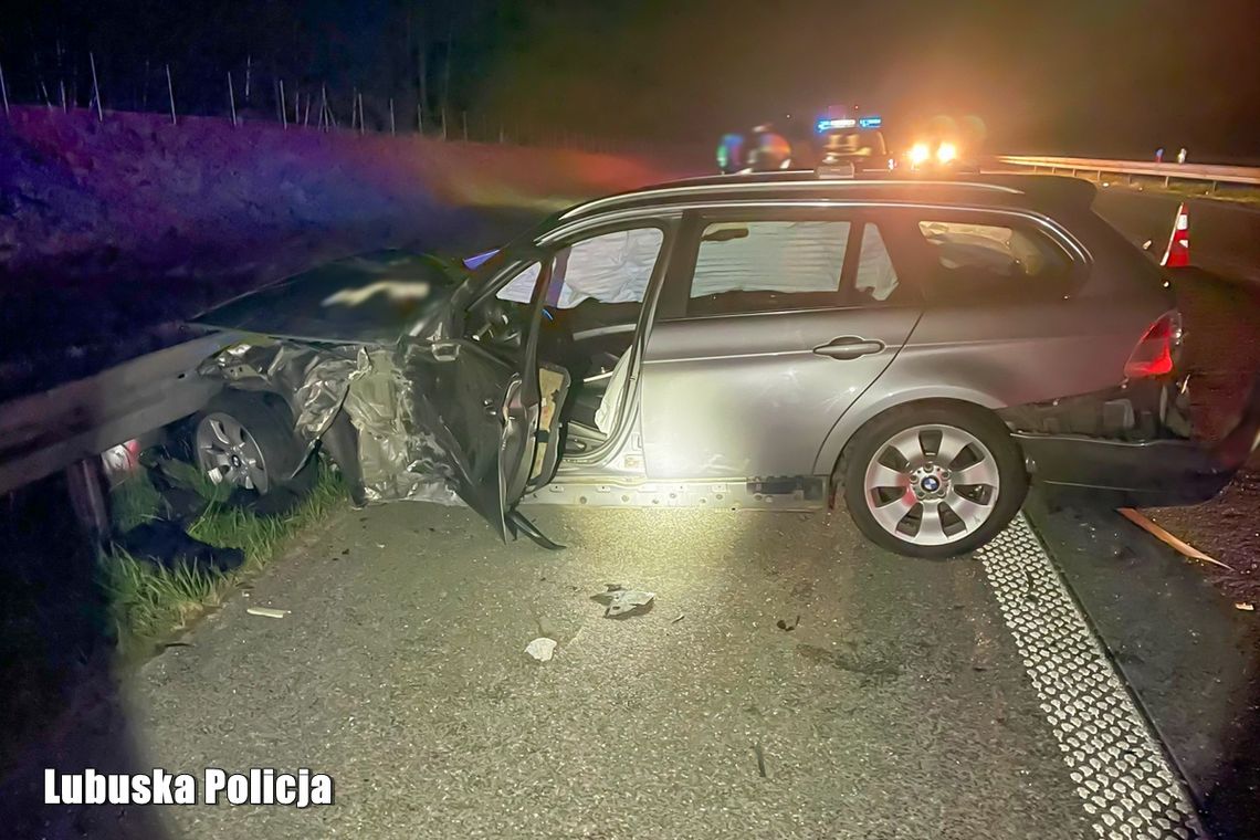BMW uderzyło w bariery na A2. Chwilę później sytuacja zrobiła się poważniejsza