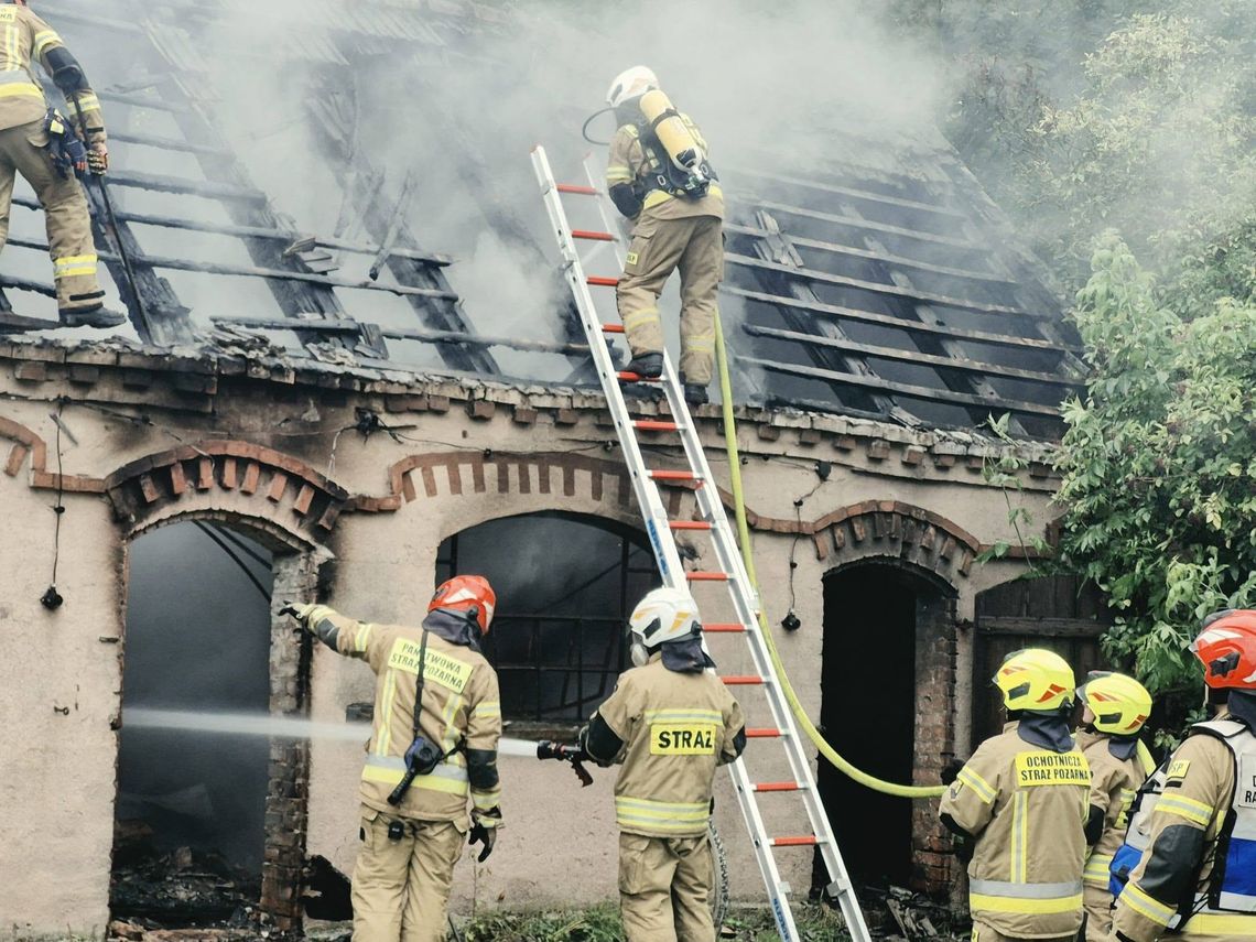 Budynek gospodarczy stanął w ogniu. W środku znajdowało się siano Budynek gospodarczy stanął w ogniu. W środku znajdowało się siano