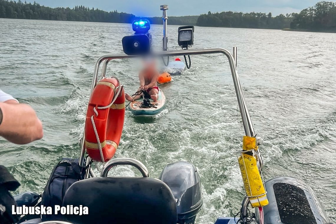 Burza zaskoczyła wypoczywających nad wodą. Potrzebna była pomoc służb Burza zaskoczyła wypoczywających nad wodą. Potrzebna była pomoc służb