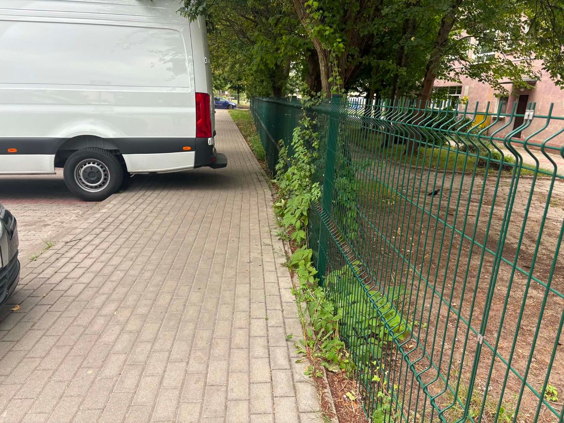 Bus zastawił chodnik w Gorzowie. Przejście było poważnie utrudnione