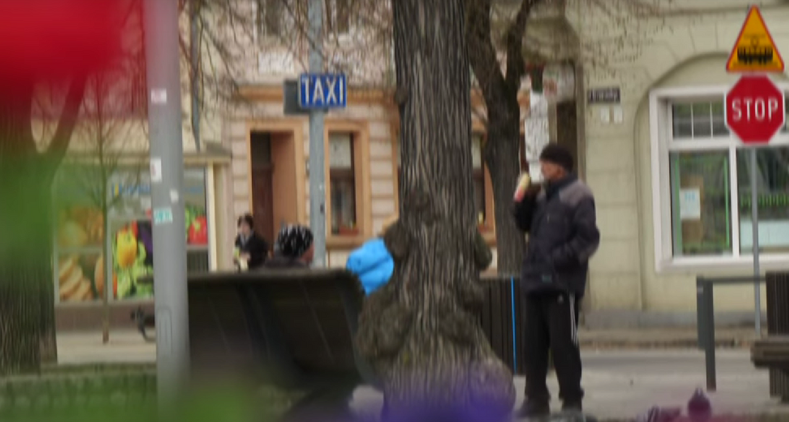 Centrum Gorzowa pod okupacją kloszardów? Ludzie omijają Kwadrat