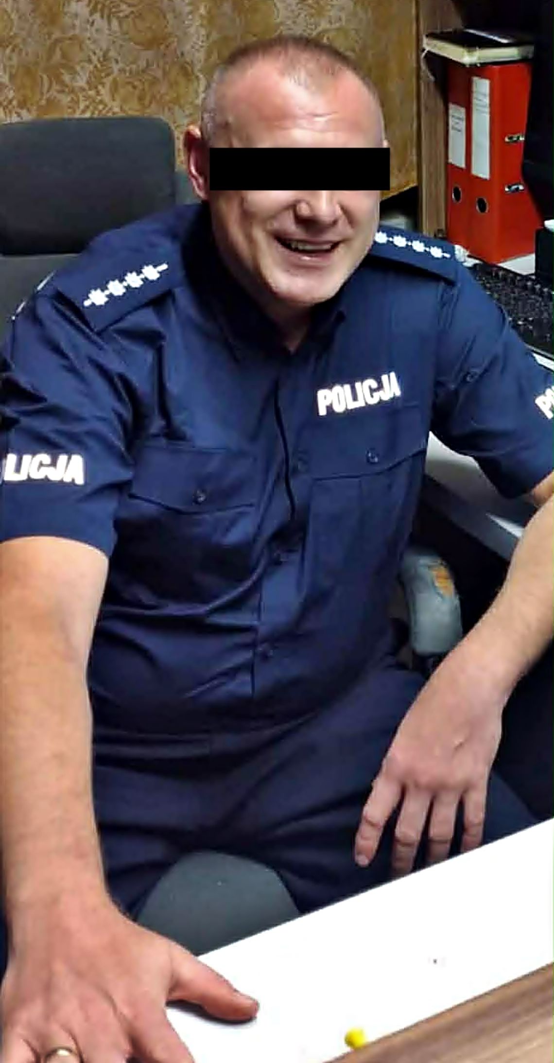 Chciał się umawiać z dziećmi. Komendant zawiesił policjanta